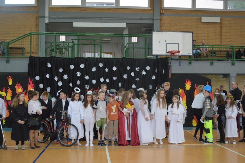Były to Jasełka na wesoło, z poczuciem humoru, ze wspólnym śpiewaniem kolęd. Przygotowania do przedstawienia trwały już od pierwszych dni listopada.