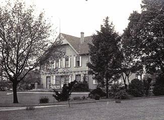 Goście mogą tu także korzystać z dwupoziomowej restauracji. W 1999 r.