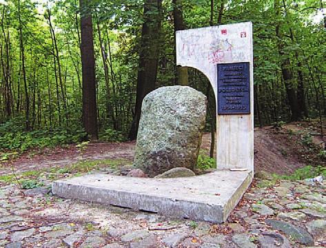 Bohaterstwo obrońców miasta upamiętnia skromny pomnik 15 pułku piechoty Wilków, stojący na terenie parku.