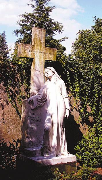 Krzyż z piaskowca na postumencie upamiętnia zmarłego w 1864 r., zasłużonego dla parafii ewangelickiej, pastora Gottlieba Daniela Biedermanna.