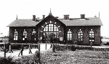 Decyzję o lokalizacji stacji kolejowej poza ówczesnymi granicami miasta, na gruntach wsi Karniszewice, podjęto w 1901 r. W listopadzie 1902 r.