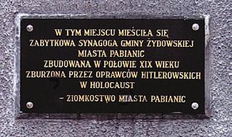67. TABLICA UPAMIĘTNIAJĄCA SYNAGOGĘ Na murze przy ul.