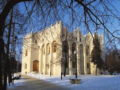 1. ZAMEK Renesansowy dwór, poto- -cznie nazywany Zamkiem, należy do unikatowych i cennych zabytków polskiej architektury XVI wieku. Usytuowany jest w dolinie rzeki Dobrzynki, przy ul.