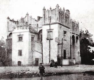 Fotografia w Biesiadzie, 1900 r. Dwór z wejściem w południowej ścianie ryzalitu południowo-zachodniego oraz jeszcze bez baszty Elewacja zachodnia dworu z dobudowaną w początkach XX w.