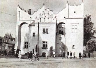na ścianie południowego alkierza umieszczono popiersie Tadeusza Kościuszki, który pozostawał tu do wybuchu II wojny światowej. Pocztówka z lat 20. XX w.