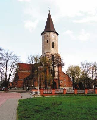 2. KOŚCIÓŁ PW. ŚW. MATEUSZA I ŚW. WAWRZYŃCA Naprzeciwko Zamku stoi drugi najstarszy zabytek naszego miasta: kościół p. w. św. Mateusza i św.