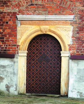 Obecnie w wieży tej znajduje się główne wejście do kościoła. Kamienny portal główny z napisem SEQUERE ME (Pójdź za mną) wykonano w 1987 r. według projektu inż. Zb. Jachorskiego i A. Czeleja.