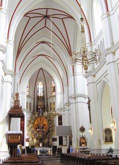 w lewym transepcie poświęcono Sercu Jezusowemu, a w prawym cechy pabianickie ufundowały ołtarz św. Józefa. Obrazy w tych ołtarzach malował wspomniany wyżej Dyzmański.