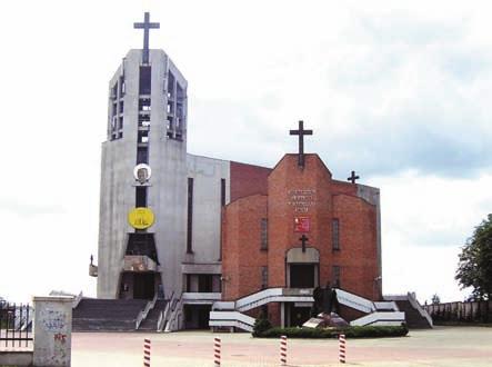 10. KOŚCIÓŁ PW. ŚW. MAKSYMILIANA MARII KOLBEGO Dziełu budowy świątyni przy ul. Jana Pawła II 46 początek dał rok 1981, w którym obchodzono 40.