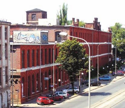 12. ZAMKOWA 4 FABRYKA Z ZEGAREM Wysoki, trzykondygnacyjny ceglany budynek z zegarem w centrum Pabianic, przy głównej ulicy miasta to tzw. tkalnia centralna lub wysoka.