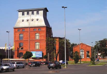 FABRYKI KINDLERÓW Fotografia z 2007 r. Pozostałości zabudowań fabrycznych firmy rodziny Kindlerów oglądać możemy do dnia dzisiejszego w sąsiedztwie kościoła św.