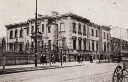 Wyposażono go w posadzki dębowe, mozaikowe, terakotowe, sufity otrzymały sztukaterie i plafony. Obiekt otrzymał ozdobną architekturę zewnętrzną i werandę. Tam przeniesiono siedzibę zarządu firmy.