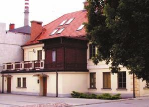 tyłach budynku wraz z rekonstrukcją ozdobnych detali. Poza tym została wymieniona i zrekonstruowana stolarka oraz wymieniona więźba dachowa, przywrócono krycie dachu ceramiczną dachówką.