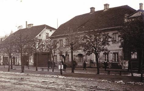 Swoją siedzibę ma tu także GE Money Bank. Zamkowa 21 od podwórka. Fotografia z 2007 r. ZAMKOWA 23 Od 1836 r. dom był własnością najmłodszego syna Bogumiła Krusche Augusta Fryderyka. W latach 50.