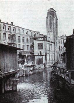 Na nieruchomościach nabytych głównie w latach 1882-1883 przy ul. Saskiej (dzis. Piłsudskiego) nad Dobrzynką powstał drugi obiekt fabryczny firmy.