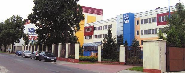 Fotografia z 2007 r. 23. POLFA Przy ul. Piłsudskiego 5 znajduje się brama wjazdowa na teren Pabianickich Zakładów Farmaceutycznych Polfa. Dzisiejsze zakłady to małe miasteczko.