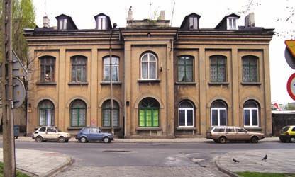 30. SZKOŁA PRZY FAMUŁACH Przy ul. Wyszyńskiego zachował się stary budynek, obecnie mieszkalny, w którym niegdyś znajdowała się jedna z najstarszych pabianickich szkół. Fotografia z 2004 r.