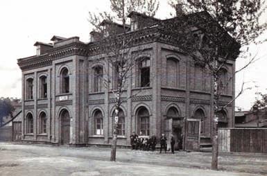 Pierwsza elementarna szkoła powstała z inicjatywy najzamożniejszych pabianickich rodzin fabrykanckich w 1886 r. w budynku przy Placu Dąbrowskiego (dzis. Stary Rynek 2). W 1895 r.