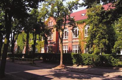 31. SZKOŁA PODSTAWOWA NR 1 Przy ul. Pułaskiego 24 mieści się jedna z najstarszych pabianickich szkół. Jest to także jedna z najmniejszych szkół w naszym mieście.