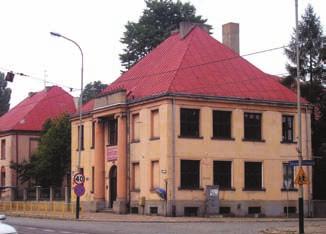 32. SZKOŁA PODSTAWOWA NR 5 Przy zbiegu ulic Zamkowej i Poniatowskiego znajduje się Szkoła Podstawowa nr 5 im. Grzegorza Piramowicza, której historia sięga okresu międzywojennego.