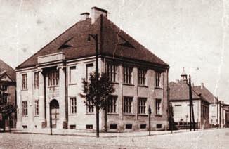 tów polskich lat 20. i 30. XX w. Na kompleks składały się budynki Szkół Powszechnych: im. G. Piramowicza przy ul Zamkowej i szkoły nr 11 im. Ewarysta Estkowskiego w głębi prawej przecznicy.