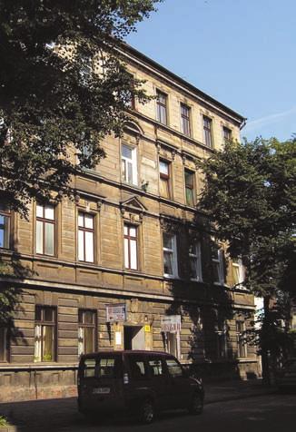 34. PUŁASKIEGO 14 / I LO Przechodząc ul. Pułaskiego warto zwrócić uwagę na budynek pod numerem 14. Jest on szczególnie ważny dla historii pabianickiego szkolnictwa. Działające obecnie I LO im. J. Śniadeckiego jest spadkobiercą tradycji otwartej właśnie w tym miejscu w 1898 r.