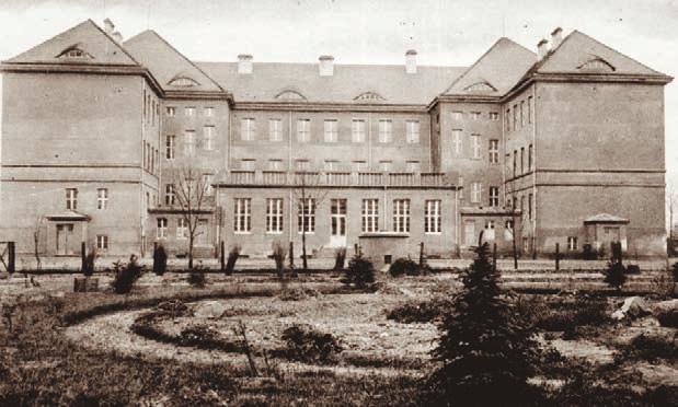 przy Pułaskiego i przeniosło się do budynku przy ul. Partyzanckiej (obecnie Szkoła Podstawowa nr 9).