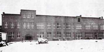 Rzemiosł. Myśl utworzenia szkoły rzemieślniczo-przemysłowej w Pabianicach została częściowo zrealizowana już w 1915 r., kiedy to powstała w na- -szym mieście Szkoła Techniczna.
