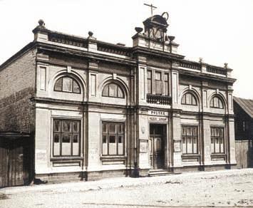 Jego eklektyczna architektura niewiele się przez ten czas zmieniła. Fotografia z 2007 r. Gmach wybudowano w 1903 r. z inicjatywy Towarzystwa Trzeźwości, pozostającego pod kontrolą władz carskich.