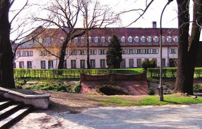43. ZAMKOWA 1 / HOTEL / SZKOŁA POŁOŻNYCH Przy ul. Zamkowej 1, zaraz za parkiem Słowackiego, stoi stylowy, zabytkowy budynek. Wybudowano go w połowie XIX w. Fotografia z 2004 r.
