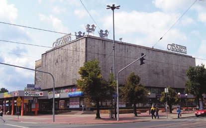 45. SDH Na rogu ulic Zamkowej i Kilińskiego od ponad 30 lat wpisuje się w śródmiejski krajobraz duży dom handlowy Trzy Korony, potocznie nazywany przez pabianiczan Esdehem. Do początku lat 70. XX w.