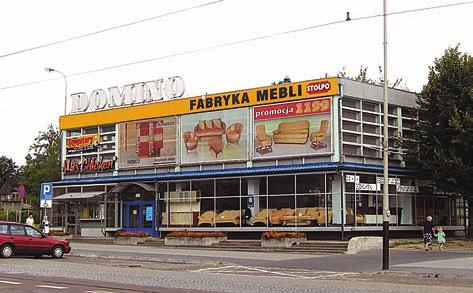 48. DOMINO 49. DOMUS W okolicach kościoła NMP, przy ul. Zamkowej, warto zwrócić uwagę na dwa budynki obecnie mieszczące sklepy i punkty usługowe, które do późnych lat 90. XX w.