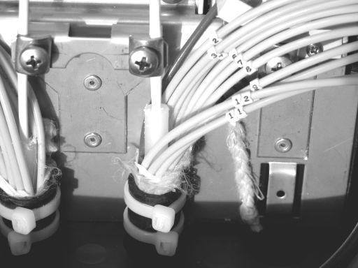 W celu wprowadzenia kabla z tubami nie przeciętymi zaznaczyć miejsce spawu i ściągnąć powłoki odpowiednio w obu kierunkach. Umieścić odpowiednio taśmę aluminiową. Wskazówka!