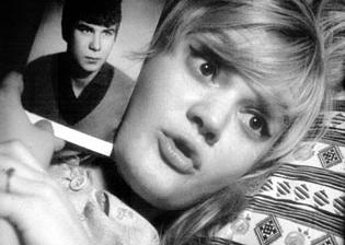 Miłość blondynki (Lásky jedné plavovlásky) Rok produkcji: 1965 Czas: 80 Reżyseria: Miloš Forman Scenariusz: Jaroslav Papoušek, Miloš Forman, Ivan Passer Zdjęcia: Miroslav Ondřiček Muzyka: Evžen Illín