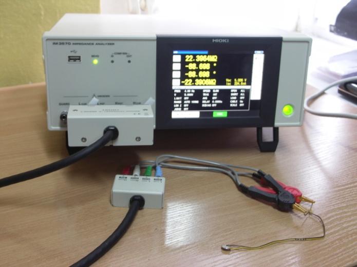 Charakterystyki parametrów elektrycznych przetwornika piezoelektrycznego rejestrowane są w funkcji częstotliwości.