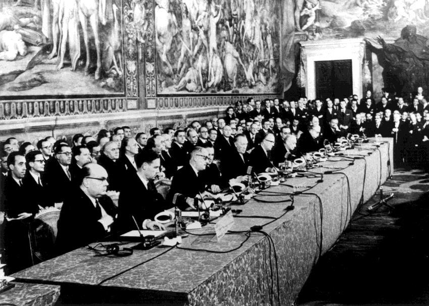 Moment podpisania traktatów rzymskich Punktem przełomowym dla idei integracji Europy było podpisanie przez państwa zachodniej Europy