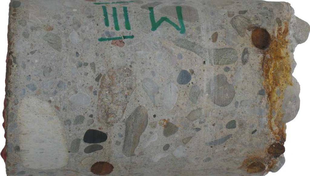 Materiałowe aspekty awarii i napraw konstrukcji 1185 Rys. 3. Próbki, pobrane w formie odwiertu (beton trzonu, osady, wykładzina ceramiczna) 2.