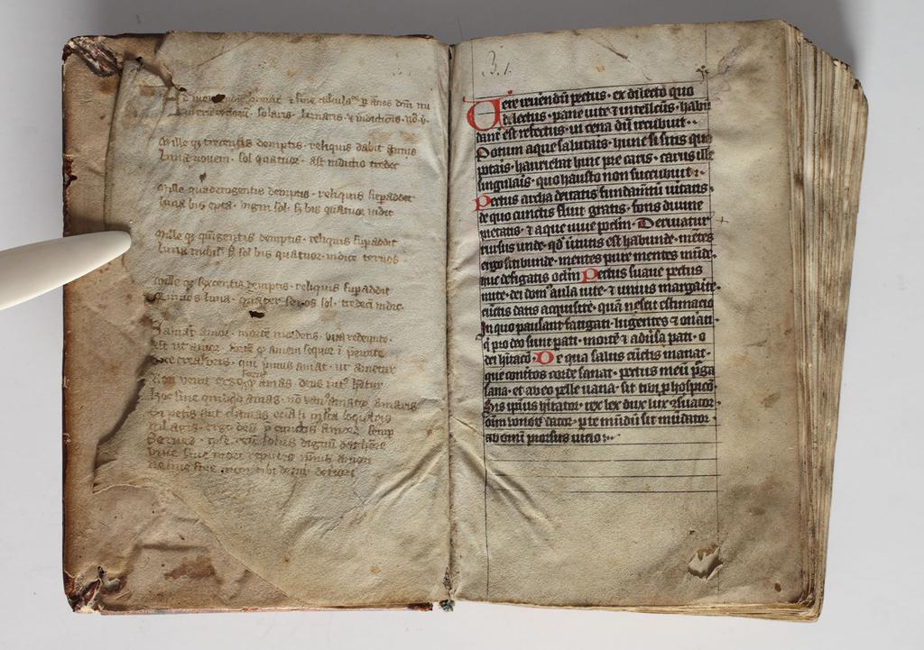 Konserwacja średniowiecznego modlitewnika Wikbolda Dobilsteina ze zbiorów Biblioteki Uniwersyteckiej w Toruniu 81 Ilustracja 3. Karty 1v i 2r modlitewnika. Na k.