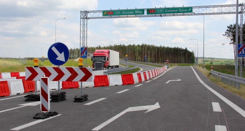 8. Przebudowa drogi nr 18 do parametrów autostrady; 9. Systemowa poprawa dostępności drogowej północy województwa poprzez modernizację dróg krajowych 22 i 24; 10.