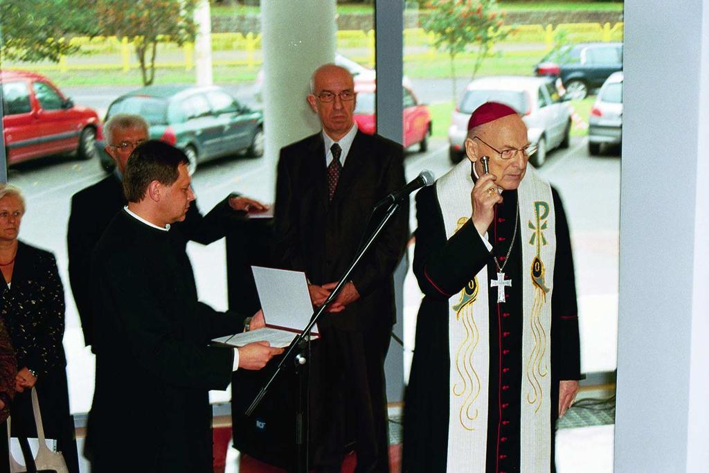 Użytkownicy otrzymują zamówione materiały w maksymalnym czasie 48 godzin. Biblioteka pracuje w zintegrowanym systemie bibliotecznym ALEPH.