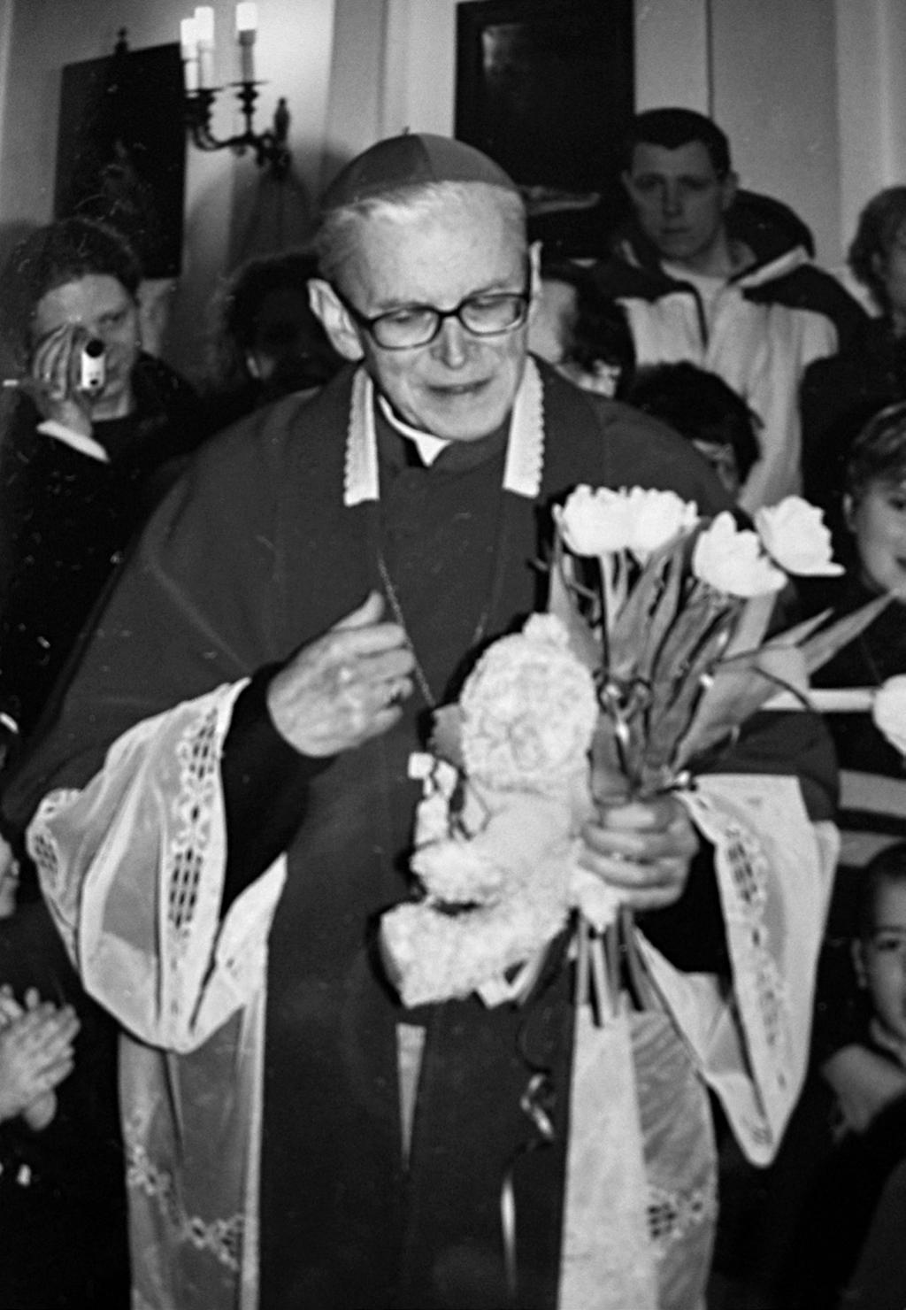 WSPOMNIENIE O KARDYNALE FRANCISZKU MACHARSKIM Podczas radosnych wydarzeń, jakimi były Światowe Dni Młodzieży i wizyta w Krakowie Ojca Świętego Franciszka, nasłuchiwaliśmy z niepokojem komunikatów o
