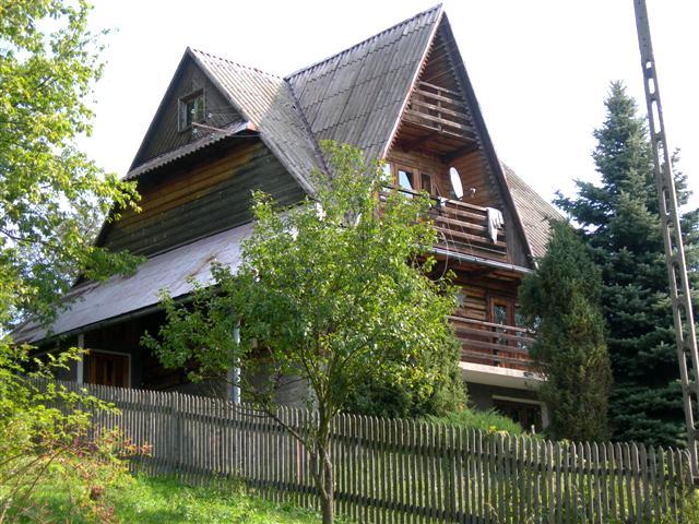 Wyroby te używane są jako materiał do pokrycia budynków mieszkalnych, zabudowań gospodarskich (stodół, stajni, szop) oraz zabudowań gospodarczych (garaży, magazynów, warsztatów itp.). Rys. 6.