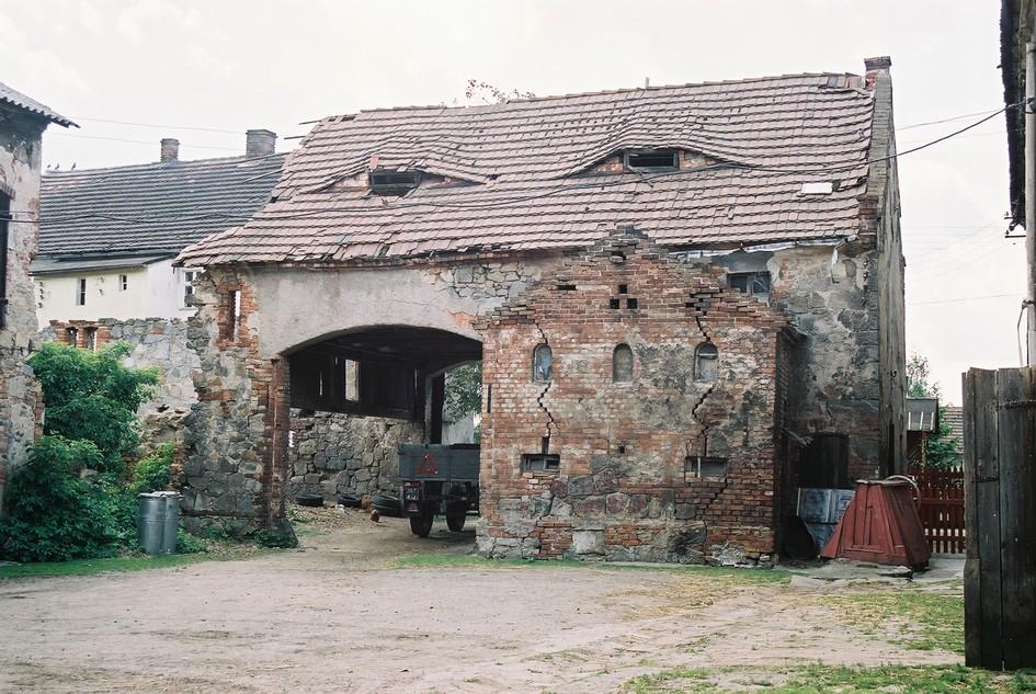 Budynek gospodarczy z bramą przejazdową, zagroda nr 7, k. XIX w.