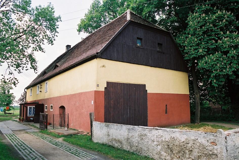 Dom mieszkalny nr 18, mur.-szach., poł. XIX w. Uwagi: użytki rolne zabudowane.