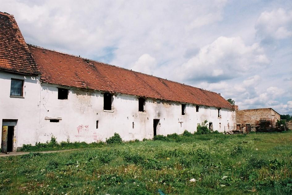 Zespół pałacowy z folwarkiem i parkiem: 3. Obory, 1617 (tablica z datą), odbudowane po 1789, wzniesione XIX w., 1929.