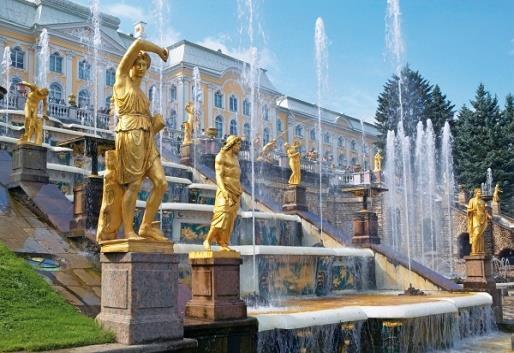 Car Piotr I, zainspirowany pałacem w Wersalu, który odwiedził w czasie swojej podróży po Francji, postanowił zbudować jeszcze piękniejszą i okazalszą rezydencję godną najwyższego z monarchów.