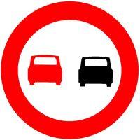 6. Na drodze, na której obowiązuje przedstawiony znak (zakaz wyprzedzania): A.