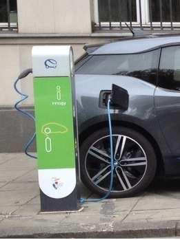 Koszt oraz czas przyłączenia punktów ładowania szacunkowe koszty przyłączenia punktów ładowania pojazdów elektrycznych ponoszone przez OSD Tytuł tabeli Koszt przyłącza o mocy 11kW Koszty OSD Klient