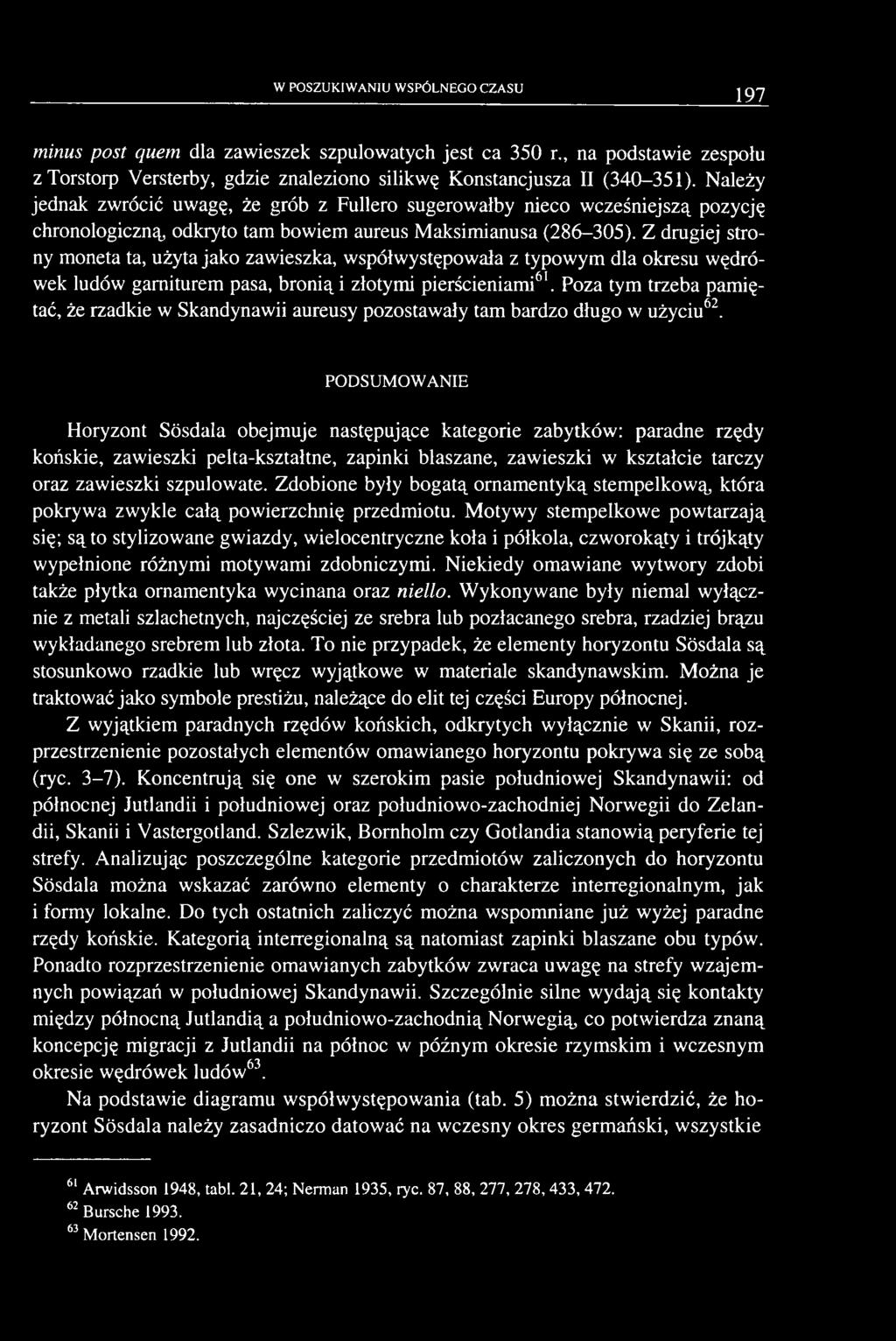 Z drugiej strony moneta ta, użyta jako zawieszka, współwystępowała z typowym dla okresu wędrówek ludów garniturem pasa, bronią i złotymi pierścieniami61.