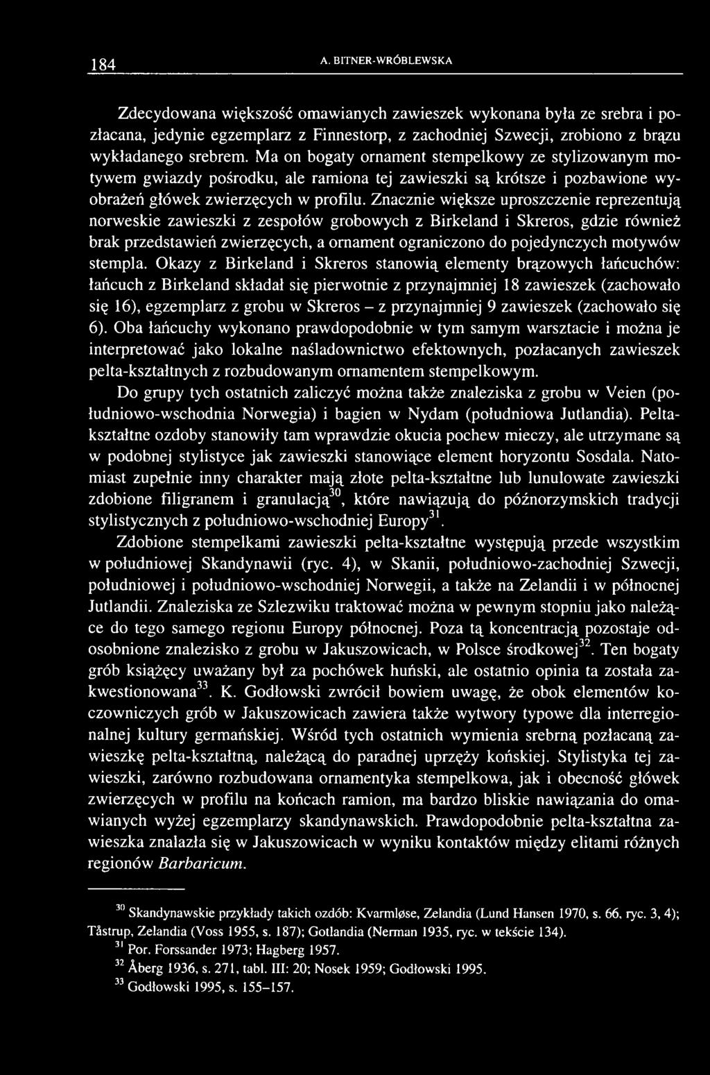 Ma on bogaty ornam ent stempelkowy ze stylizowanym motywem gwiazdy pośrodku, ale ram iona tej zawieszki są krótsze i pozbawione wyobrażeń główek zwierzęcych w profilu.